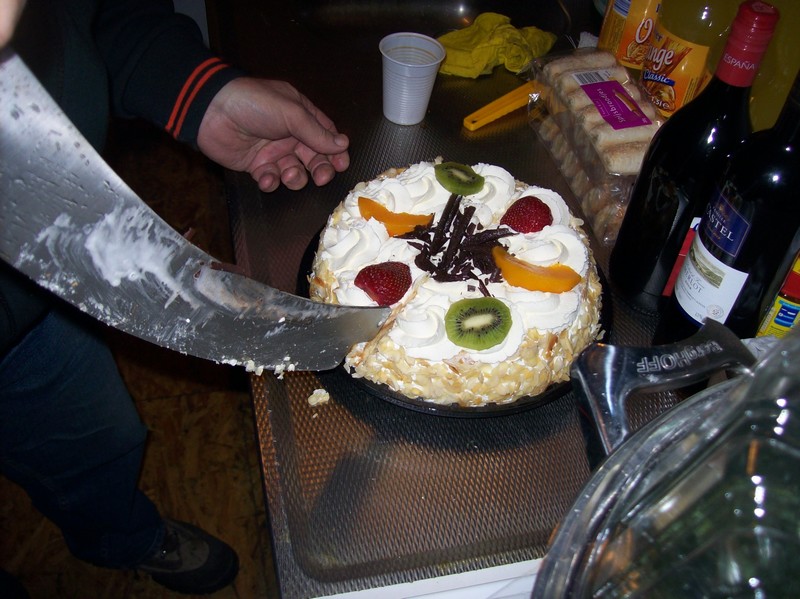 Een vaste gewoonte van Henk PA0HFT. begin de contest met een taart en mochten de condities tegenvallen dan hebben we toch lekker gesmuld! Jille had een passend mes gevonden om de taart te verdelen.